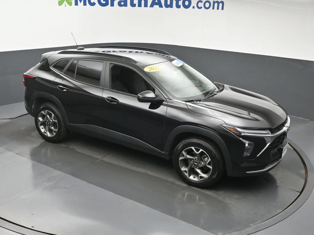 Used 2025 Chevrolet Trax LT w/ Driver Confidence Package FWD image 3