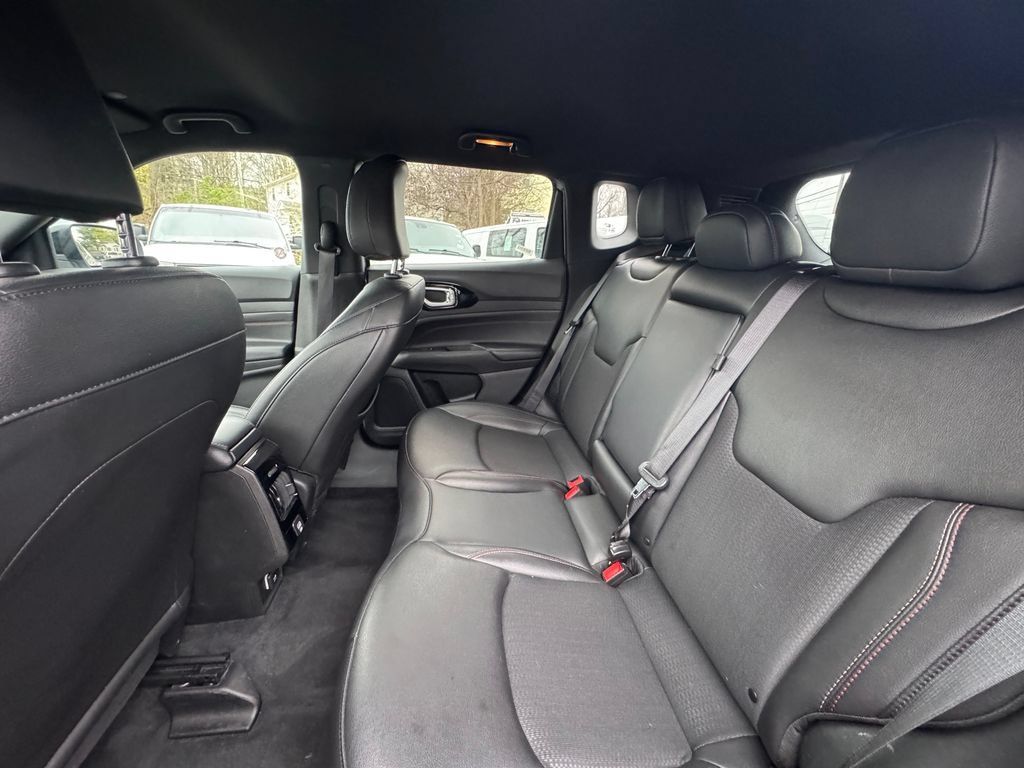 Used 2025 Jeep Compass Trailhawk AWD/4WD image 17