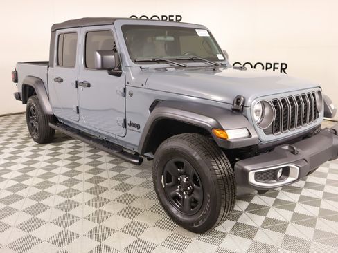 Used 2025 Jeep Gladiator Sport image 1