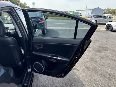 Used 2005 MAZDA MAZDA3 s w/ Moonroof & 6-CD Pkg image 18