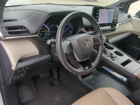 Used 2021 Toyota Sienna Limited image 12