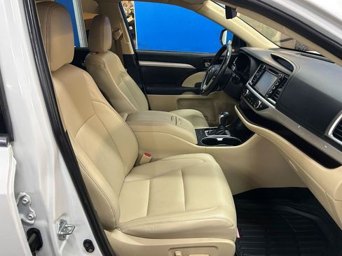 Used 2019 Toyota Highlander XLE AWD/4WD image 17