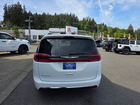 Certified 2022 Chrysler Pacifica Touring-L FWD image 7