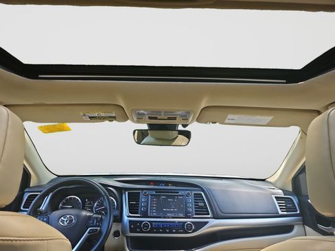 Used 2019 Toyota Highlander SE AWD/4WD image 15