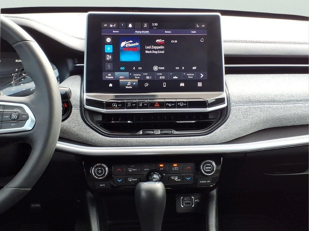 Used 2023 Jeep Compass Latitude w/ Convenience Group AWD/4WD image 14