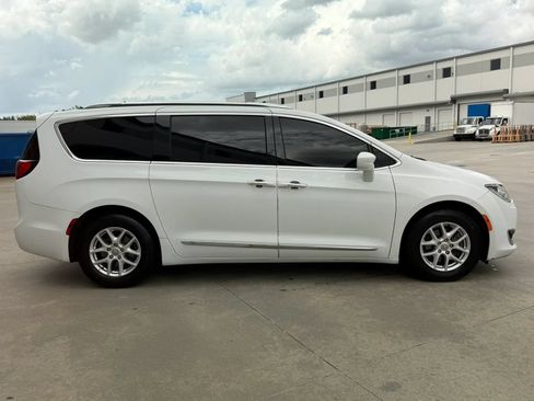 Used 2020 Chrysler Pacifica Touring-L FWD image 6