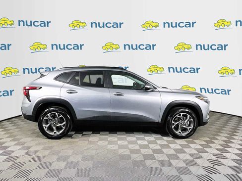 Used 2025 Chevrolet Trax LT w/ LT Convenience Package FWD image 8