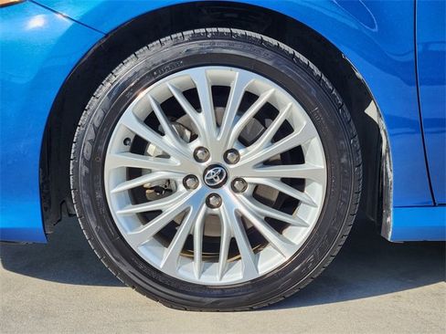 Used 2020 Toyota Camry XLE image 11