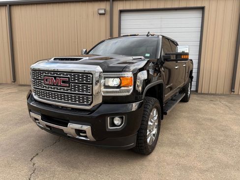Used 2019 GMC Sierra 2500 Denali w/ Duramax Plus Package image 2