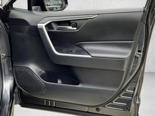 Used 2021 Toyota RAV4 XLE w/ Convenience Package FWD image 18