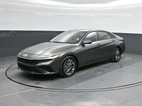 Used 2024 Hyundai Elantra SEL image 8
