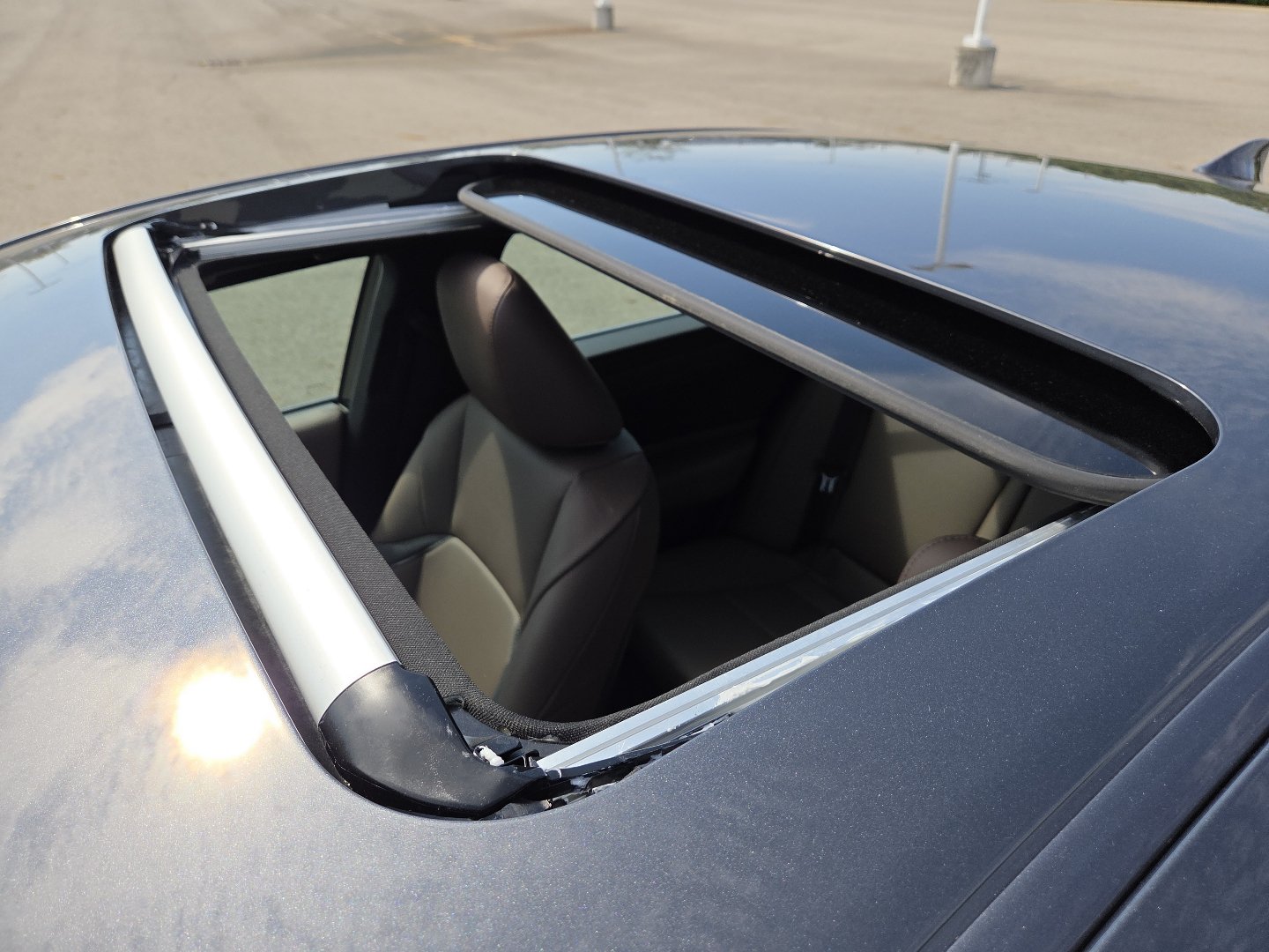 Used 2025 Lexus ES 300h w/ Premium Package FWD image 3