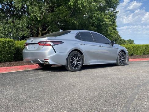 Used 2021 Toyota Camry SE FWD image 3