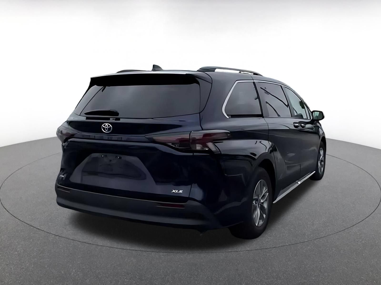 Used 2025 Toyota Sienna XLE FWD image 13
