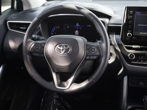 Used 2022 Toyota Corolla Cross XLE w/ Convenience Package FWD image 7