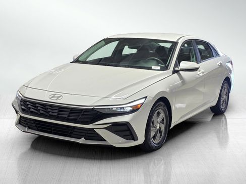 Certified 2025 Hyundai Elantra SE image 3