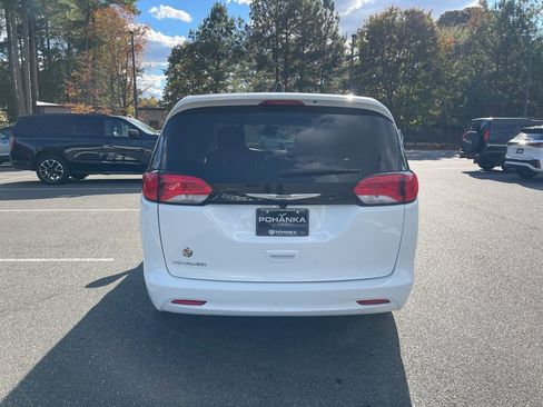 Used 2023 Chrysler Voyager LX image 6