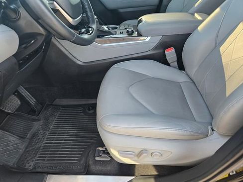 Used 2023 Toyota Highlander Platinum image 19