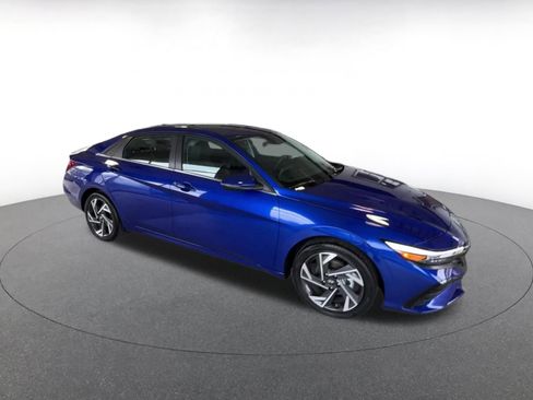 Used 2025 Hyundai Elantra Limited image 2