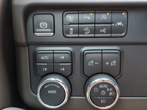 Used 2025 Chevrolet Tahoe Z71 w/ Comfort Package AWD/4WD image 37