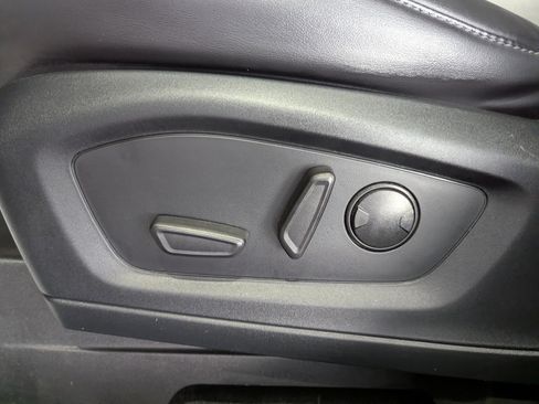 Used 2022 Ford Explorer XLT w/ Equipment Group 202A AWD/4WD image 19