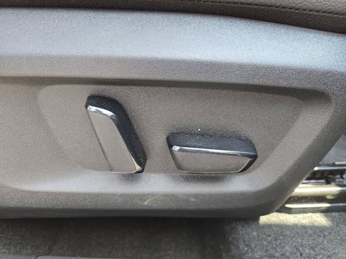 Used 2025 Nissan Rogue SL AWD/4WD image 25