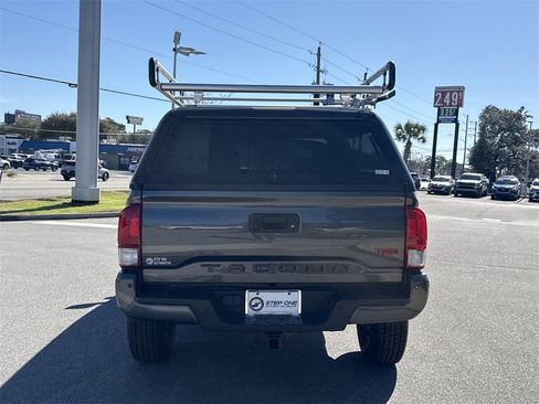 Used 2017 Toyota Tacoma TRD Off-Road image 7