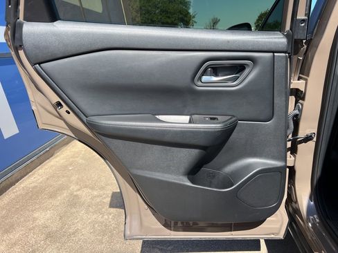 Used 2025 Nissan Rogue SV FWD image 16