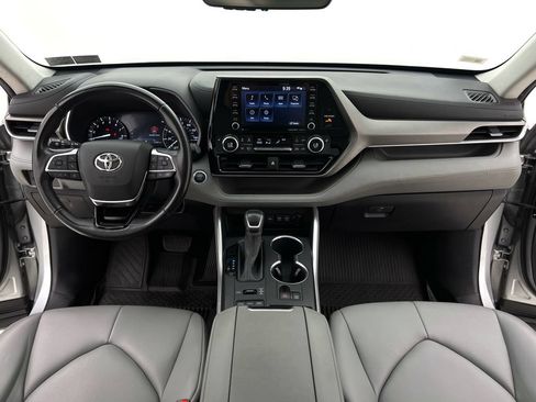 Used 2021 Toyota Highlander XLE AWD/4WD image 22