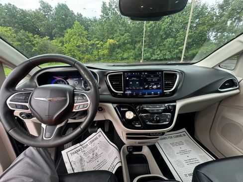Used 2024 Chrysler Pacifica Touring-L FWD image 21