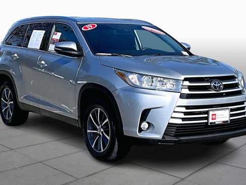 Certified 2019 Toyota Highlander XLE image 2