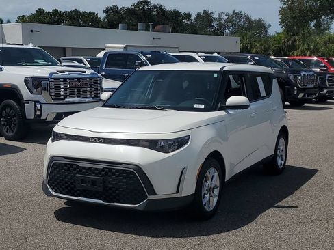 Used 2023 Kia Soul LX w/ Option Group 015 FWD image 3