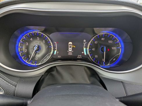 Used 2025 Chrysler Pacifica Limited FWD image 30