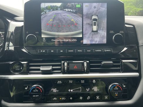 Certified 2025 Nissan Pathfinder SL w/ Black Appearance Package FWD image 4