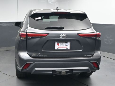 Used 2020 Toyota Highlander LE image 7