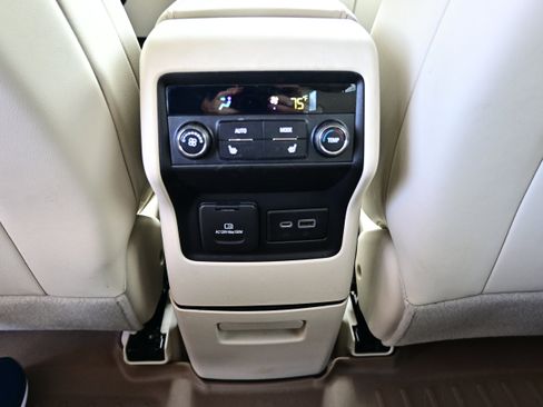 Used 2021 GMC Acadia Denali w/ Denali Ultimate Package AWD/4WD image 16