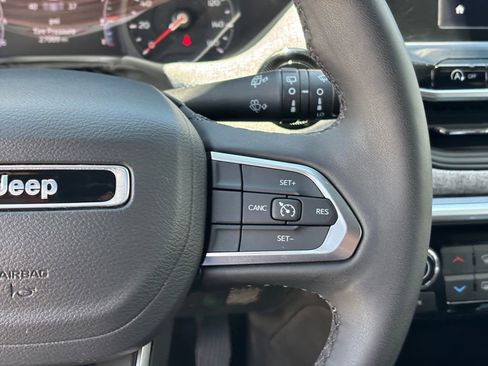 Used 2025 Jeep Compass Latitude AWD/4WD image 16
