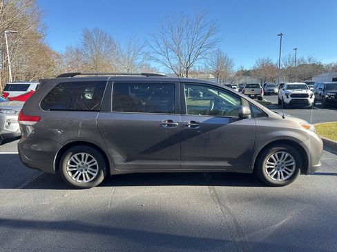 Used 2012 Toyota Sienna image 18