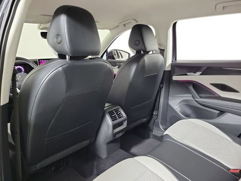 Used 2025 Volkswagen Tiguan SE FWD image 11