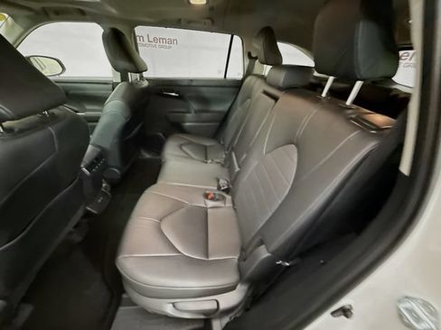 Used 2024 Toyota Highlander XLE AWD/4WD image 25