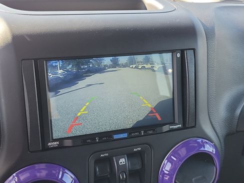 Used 2017 Jeep Wrangler Unlimited Sahara w/ Connectivity Group image 28