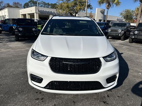 New 2026 Chrysler Pacifica Limited image 2