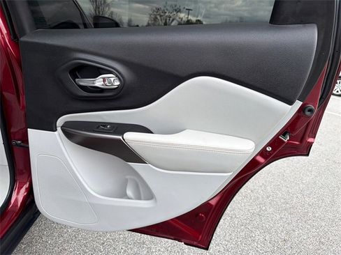 Used 2021 Jeep Cherokee Latitude Lux w/ Comfort/Convenience Group image 16