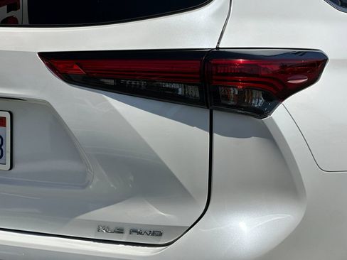 Used 2021 Toyota Highlander XLE AWD/4WD image 27