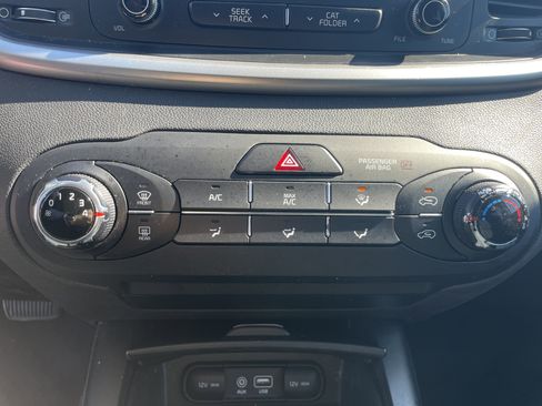 Used 2017 Kia Sorento LX image 32