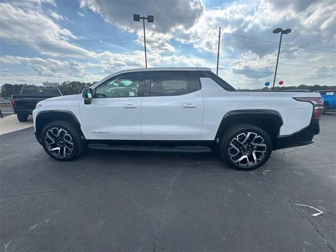 New 2024 Chevrolet Silverado EV RST image 9
