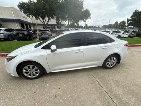 Used 2025 Toyota Corolla LE FWD image 2