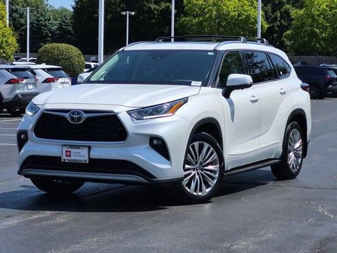 Certified 2025 Toyota Highlander Platinum AWD/4WD image 2