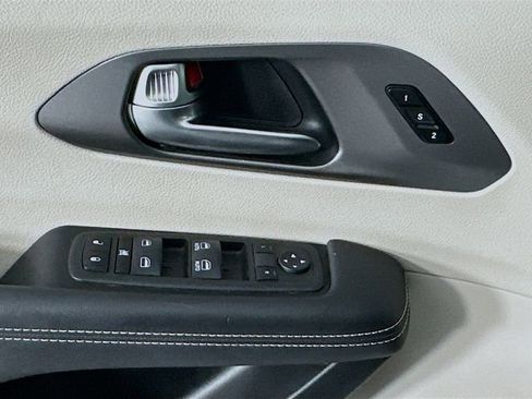 Used 2024 Chrysler Pacifica Touring-L image 18