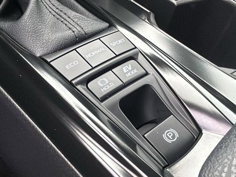 Used 2025 Toyota Camry SE w/ Convenience Package image 27